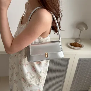 Chicke silberne Baguette-Tasche in glänzendem Metallic-Look mit minimalistischer Schnalle