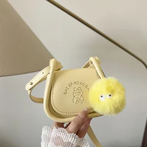 Sac à Bandoulière Rétro en Cuir PU pour Femmes Avec Charme de Pompon Fille de Dessin Animé Embossé Mini Sac à Main