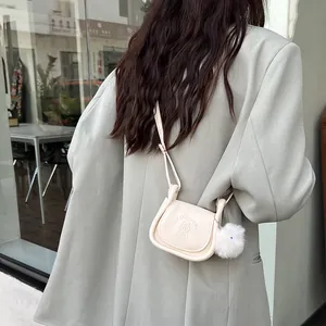 Petit sacoche beige vintage avec motif chat gaufré et pendentif pompon en peluche