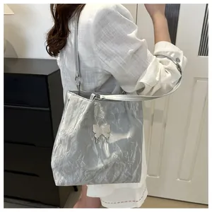 Grand sac cabas plissé argenté avec détail papillon porté à l'épaule pour femme