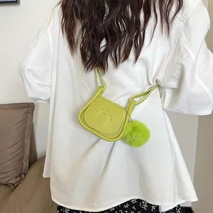 Sacoche besace rétro vert fluo avec motif de dessin animé et charmant pompon en peluche