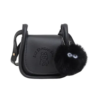Sacoche selle vintage noire avec pendentif en peluche et bandoulière élégante