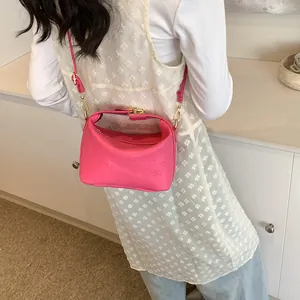 Borsa a tracolla retrò rosso rosa con goffratura Rich Rabbit e chiusura in metallo dorato