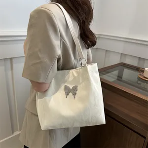 Grand sac fourre-tout blanc crème à texture plissée et ornement papillon argenté élégant