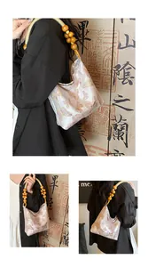 Seiden-Tasche mit Schmetterlingsstickerei und Tragegriff aus großen Holzperlen