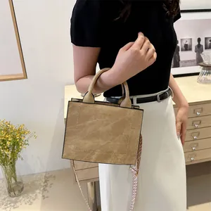 Chique kaki vierkante handtas met geometrische riem en vintage suède-textuur