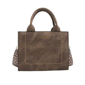Bruine kunstleren handtas met Fashion Bag tekst en geometrische zijden sjaal decoratie