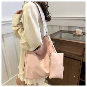 Vista dettagliata della borsa tote rosa e pochette coordinata in morbida ecopelle