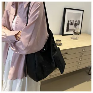 Elegante borsa tote in pelle nera con pochette coordinata, ideale per il pendolarismo quotidiano