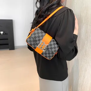 Borsa a spalla alla moda a scacchi con tracolla arancione e fibbia in metallo
