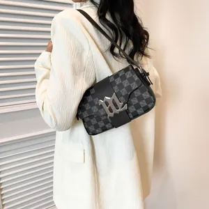 Borsa a tracolla minimalista a scacchi con fibbia argento e tracolla in pelle nera