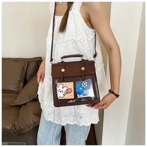 Detailansicht einer dunkelbraunen Vintage-Leder-Umhängetasche mit Klarsichttaschen