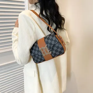 Borsa sottobraccio classica a scacchi con finiture in pelle marrone e fibbia argento su modella