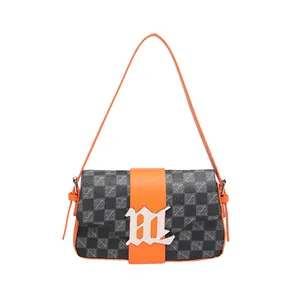 Borsa sottobraccio chic da donna a scacchi neri con cinturino arancione e logo in metallo