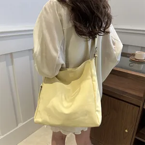 Grande borsa tote minimalista giallo pallido con tracolla regolabile per donna