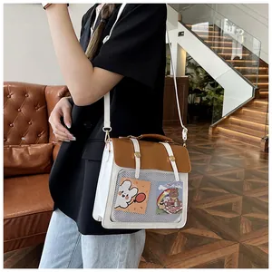 Detailansicht der zweifarbigen Umhängetasche mit PVC-Tasche und süßen Motiven