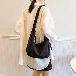 Sac bandoulière demi-lune noir minimaliste pour femme avec large bandoulière réglable