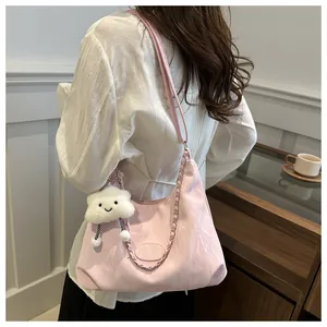 Borsa hobo rosa con trama stropicciata, catena argentata e ciondolo a nuvola bianca