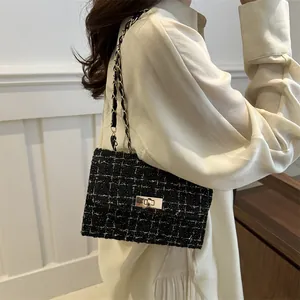 Sac à bandoulière chic en tweed noir avec chaîne dorée et fermoir métallique carré
