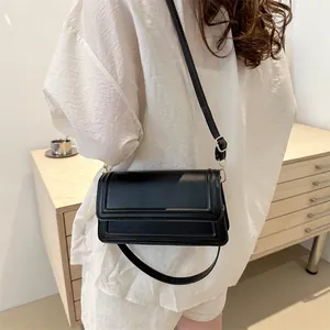 Petit sac bandoulière noir minimaliste en cuir avec sangle réglable pour un look décontracté