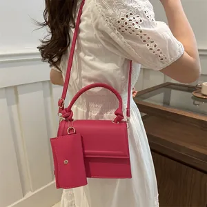 Elegante borsa a tracolla rosso rosa con manico a nodo e mini portamonete coordinato
