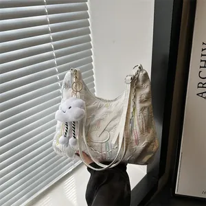 Sac à Bandoulière Matelassé Femmes Broderie de Vagues Décor de Chaîne en Métal Charme de Nuage en Peluche Sac Fourre-Tout Grande Capacité Style Coréen Hobo Sac Quotidien
