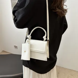 Set borsa a tracolla bianca in ecopelle con manico annodato e piccola pochette appesa