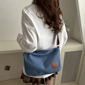Sac bandoulière minimaliste en toile bleue avec large sangle d'épaule réglable