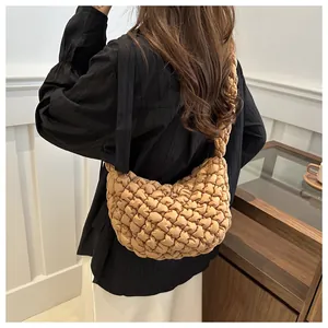 Bolso de nube acolchado beige al hombro, estilo minimalista ideal para el uso diario