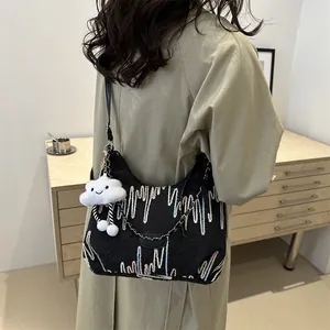 Sac à bandoulière en jacquard noir avec broderie, chaîne et pendentif nuage