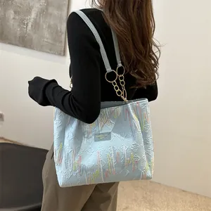 Sac cabas bleu clair avec broderie vagues colorées et bandoulière en chaîne chic