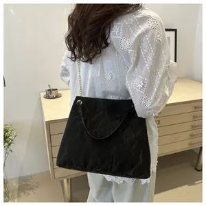 Gros plan du sac fourre-tout noir avec lettrage fashion et texture plissée