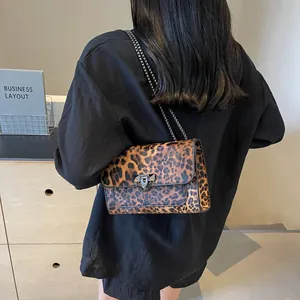 Sac à bandoulière léopard avec chaîne en métal et fermoir à rivets au style chic