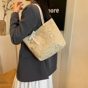 Sac fourre-tout tissé beige vintage avec broderie florale rose et détails en dentelle