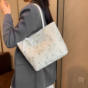 Sac fourre-tout tissé blanc avec broderie florale et nœud en dentelle pour l'été