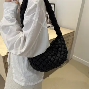 Bolso tote acolchado negro con correa trenzada para uso diario casual y elegante