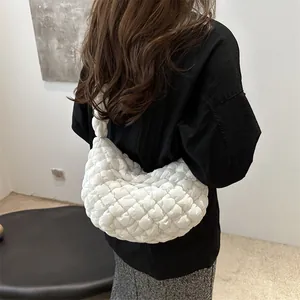 Bolso bandolera acolchado blanco minimalista con textura esponjosa y diseño de media luna