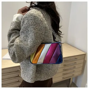 Détail du sac à rayures métalliques colorées avec bordure en perles argentées et chaîne