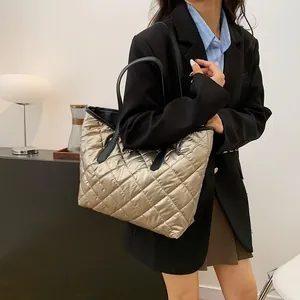 Sac cabas matelassé or champagne avec anses noires, sac à épaule métallisé chic et moderne