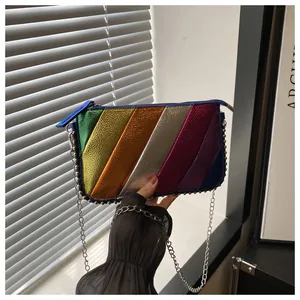 Détail du sac bandoulière arc-en-ciel avec clous argentés et lanière en chaîne