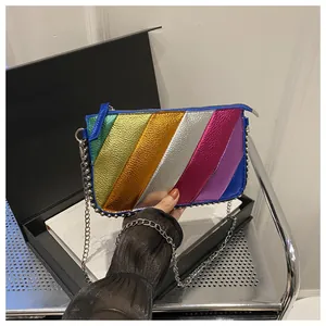 Détail du sac bandoulière arc-en-ciel coloré avec chaîne argentée et texture métallique
