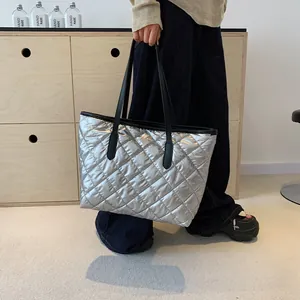 Grand sac cabas matelassé argenté avec finition métallique et style élégant