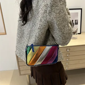 Sac bandoulière chic à rayures multicolores avec bordure argentée et chaîne en métal