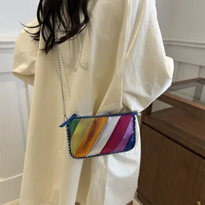 Sac bandoulière arc-en-ciel coloré avec bandoulière chaîne argentée et détails perlés
