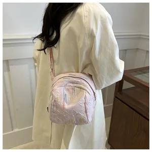 Détail du sac à bandoulière rose à monogramme avec broderie arc-en-ciel et jacquard