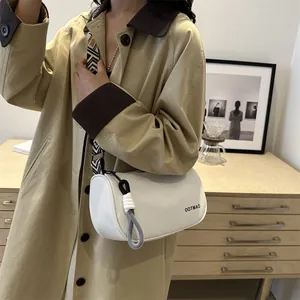 Sac cylindrique blanc minimaliste avec bandoulière géométrique et breloque en cordelette
