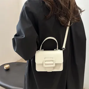 Sac bandoulière minimaliste blanc crème avec boucle décorative et poignée chic