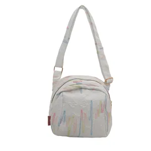 Sac bandoulière blanc à matelassage géométrique et broderie de rythme cardiaque colorée