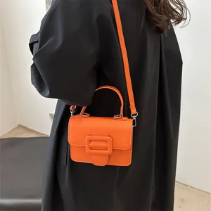 Petit sac à main chic en cuir orange avec boucle carrée surdimensionnée et bandoulière