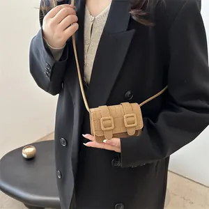 Mini kaki crossbodytas met krokodillenreliëf en vintage gespen gedragen door model